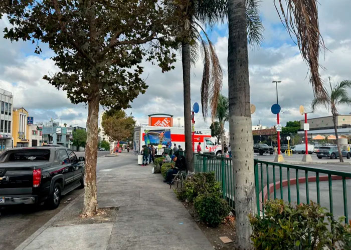 Migrantes en EU vuelven a los Home Depot a buscar trabajo pese a temor a redadas