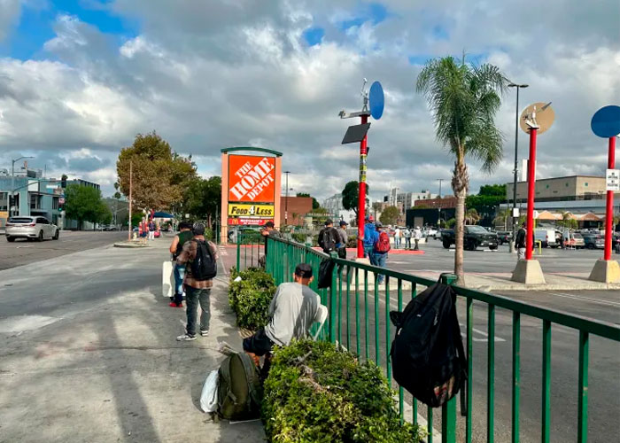 Migrantes en EU vuelven a los Home Depot a buscar trabajo pese a temor a redadas