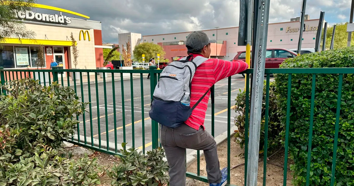 Migrantes en EU vuelven a los Home Depot a buscar trabajo pese a temor a redadas