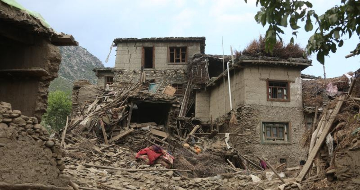 El balance de víctimas a causa del terremoto de magnitud 6 en la escala de Richter, registrado el domingo en Afganistán, superó los dos mil 200 muertos.