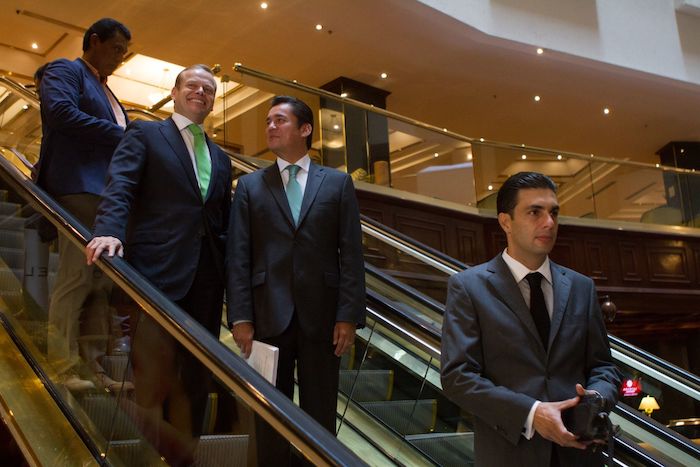Carlos Alberto Puente y Jesús Sesma y Arturo Escobar y Vega, políticos del Partido Verde, al término de una conferencia de prensa en 2015.