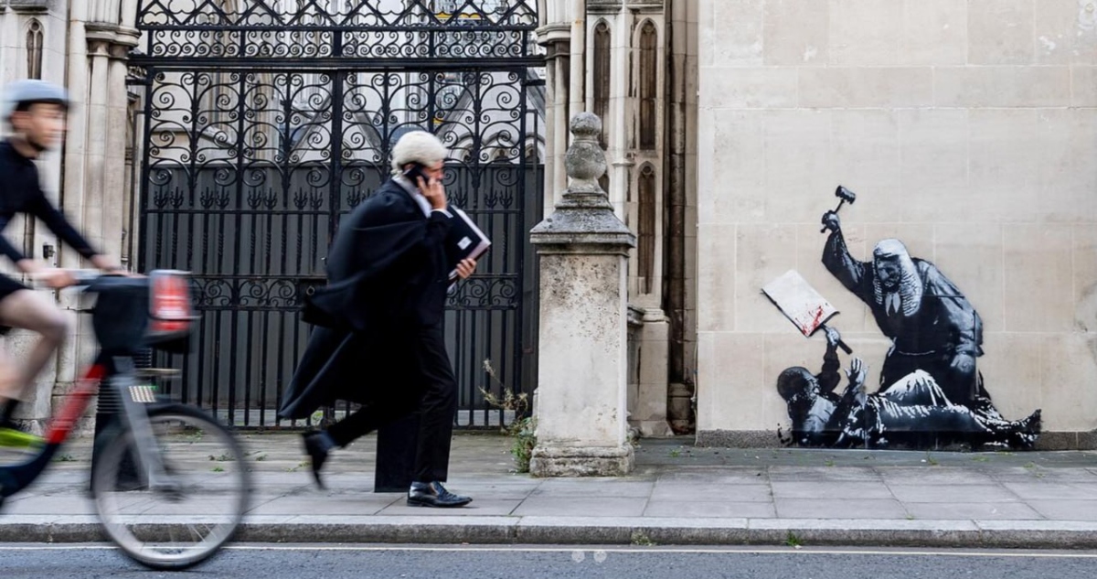 El artista urbano Banksy, uno de los más cotizados del planeta, pintó un nuevo mural sobre la fachada del Tribunal Superior de Londres, pero ya fue borrado.