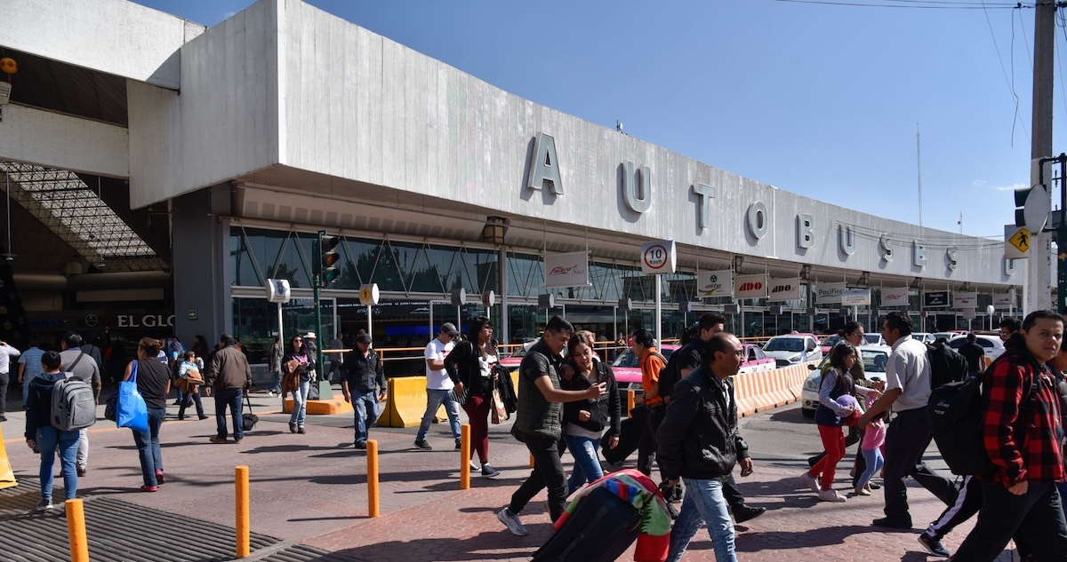 Normalistas de Ayotzinapa tomaron la Central de Autobuses del Norte de la CdMx, lo que provocó que todas las operaciones se suspendieran durante varias horas.