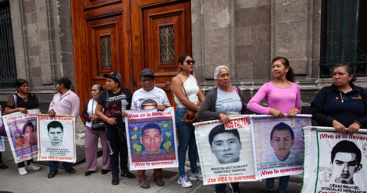 Padres de Ayotzinapa expresan decepción tras reunión con Sheinbaum.