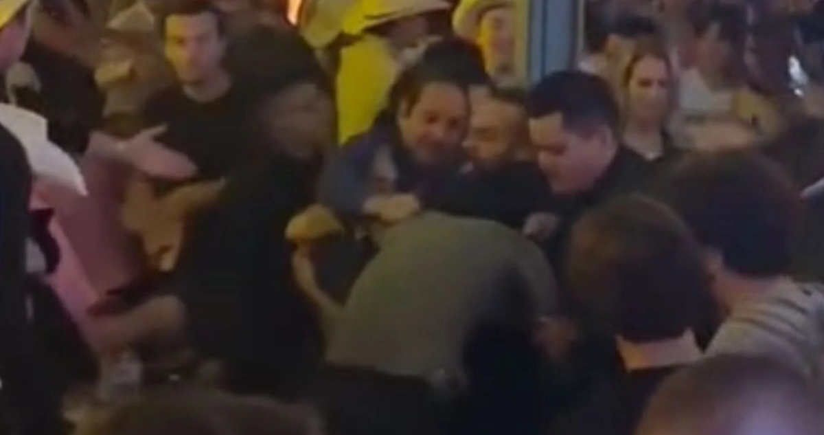 El exgobernador de Querétaro, Francisco Domínguez Servién, fue captado en video el pasado fin de semana durante una trifulca registrada en un centro nocturno.