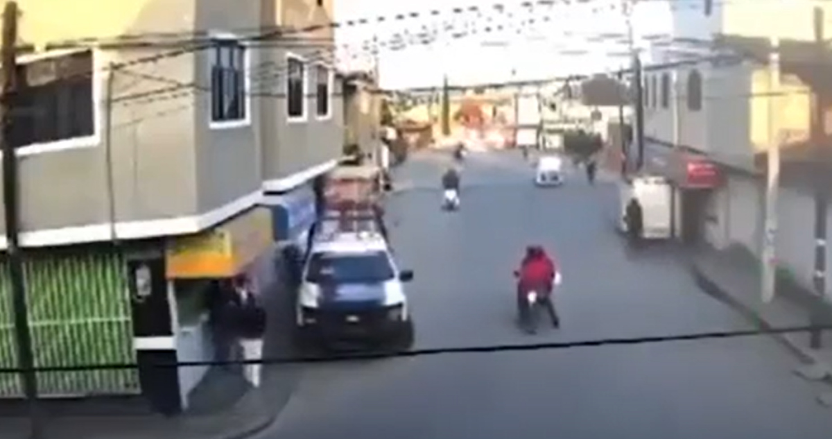 VIDEO ¬ Patrulla atropella a una madre y su hija en Chimalhuacán; detienen a policía.
