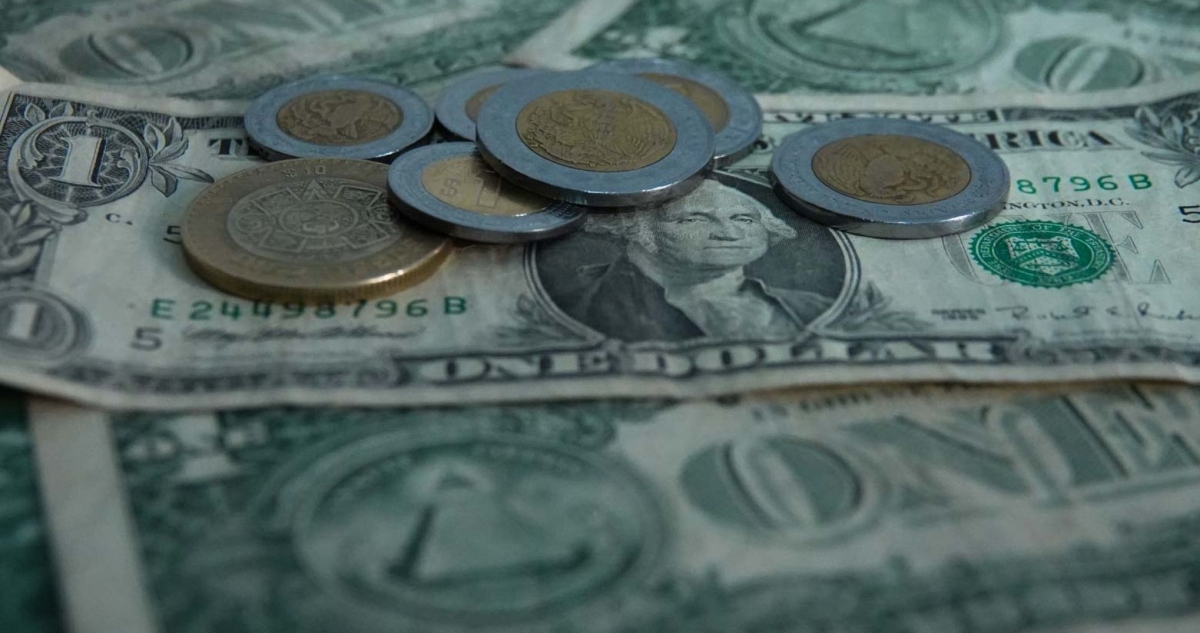 El peso mexicano avanza frente al dólar y la BMV rompe un nuevo récord.