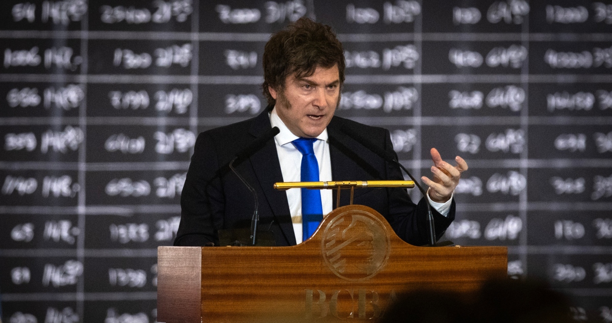 Argentina empieza a sentirse ansiosa y con ira. Al Presidente Javier Milei se le está acabando el tiempo y la única alternativa es endeudar más a la Argentina.