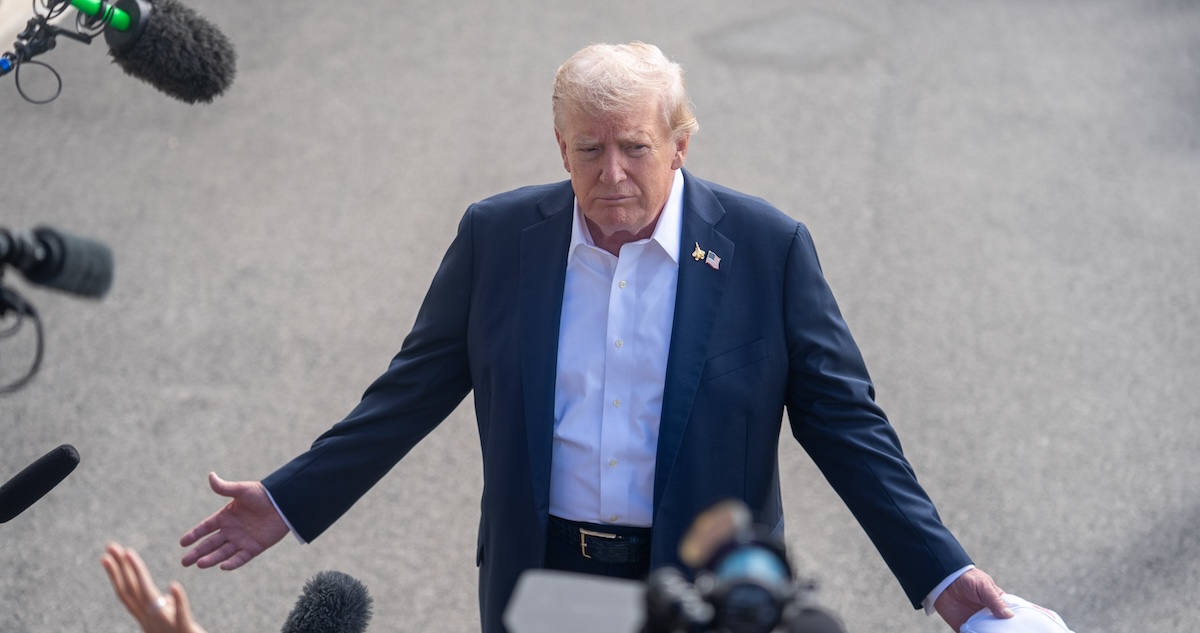 El Presidente Donald Trump aseguró este lunes que impondrá 100 por ciento de aranceles a las películas producidas fuera de Estados Unidos (EU).