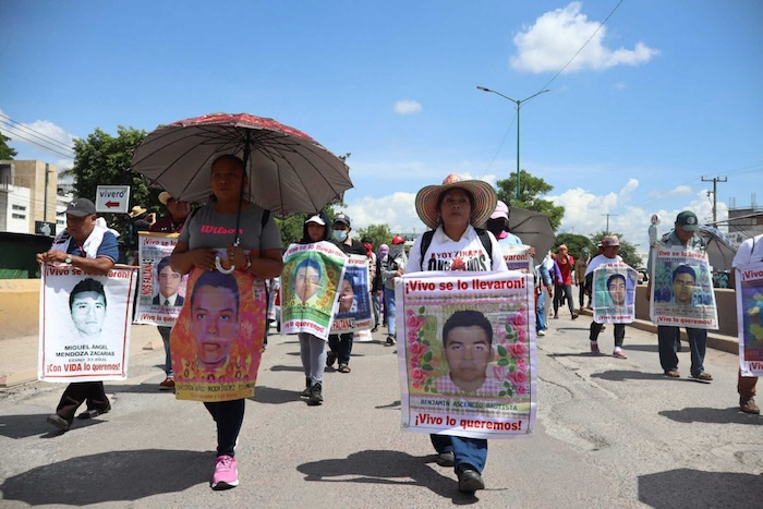 Tras mítines por 11 años de la desaparición de 43 normalistas, alumnos de Ayotzinapa quemaron camionetas y lanzaron petardos al Palacio de Justicia de Iguala.