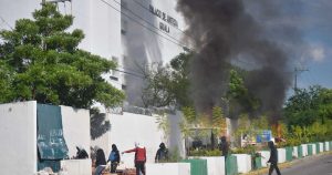 Tras mítines por 11 años de la desaparición de 43 normalistas, alumnos de Ayotzinapa quemaron camionetas y lanzaron petardos al Palacio de Justicia de Iguala.