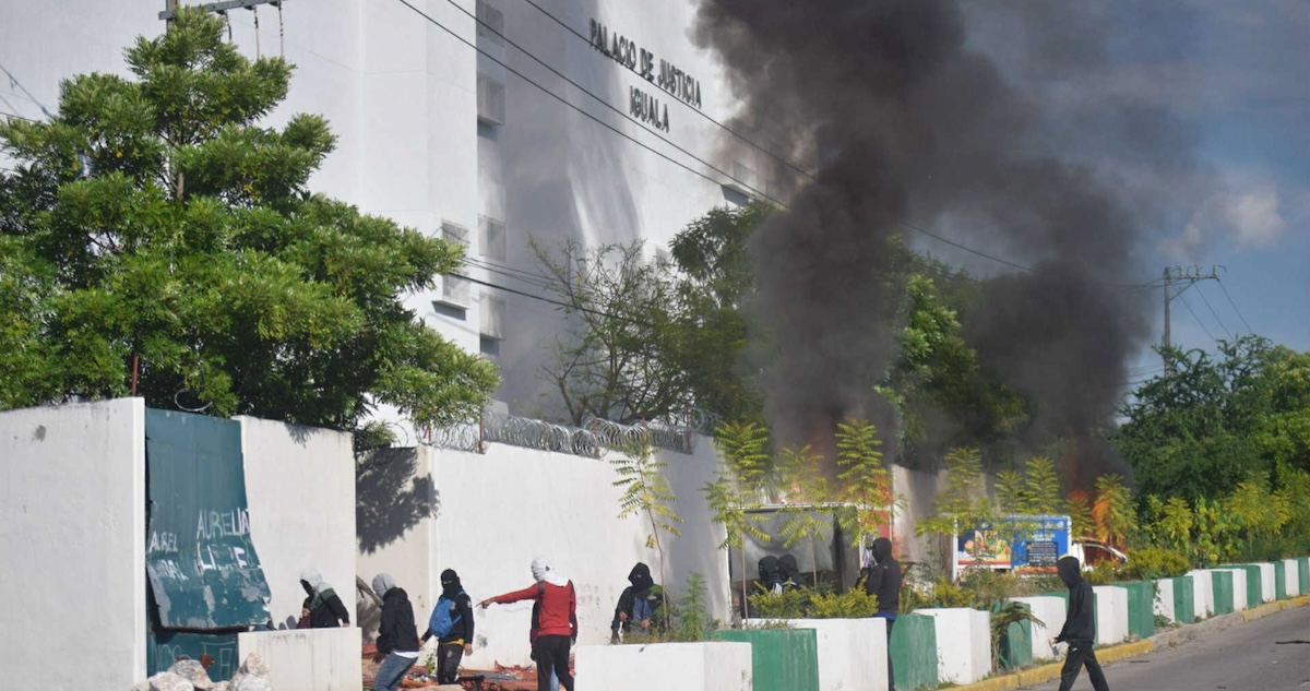 Tras mítines por 11 años de la desaparición de 43 normalistas, alumnos de Ayotzinapa quemaron camionetas y lanzaron petardos al Palacio de Justicia de Iguala.