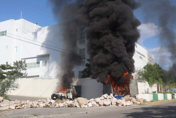 Tras mítines por 11 años de la desaparición de 43 normalistas, alumnos de Ayotzinapa quemaron camionetas y lanzaron petardos al Palacio de Justicia de Iguala.