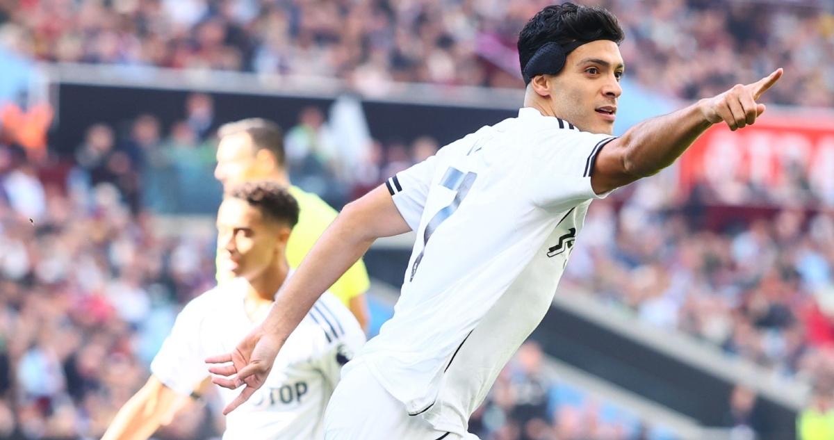 Raúl Jiménez llegó este domingo a 60 goles en la Premier League, pero en un lapso de 10 minutos salió de cambio por lesión.