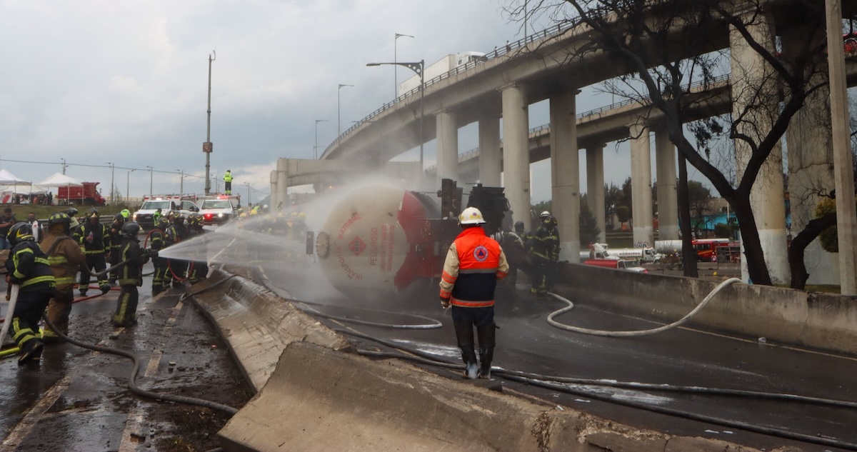 La explosión de una pipa de gas sobre la Calzada Ignacio Zaragoza, a la altura del Puente de la Concordia, ubicado en la Alcaldía Iztapalapa, suma ocho muertos.