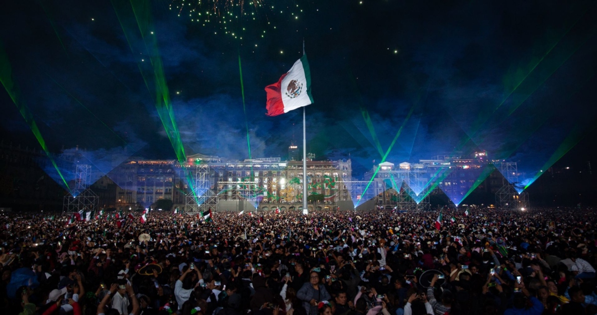 Celebración en el Zócalo por el 215 aniversario.