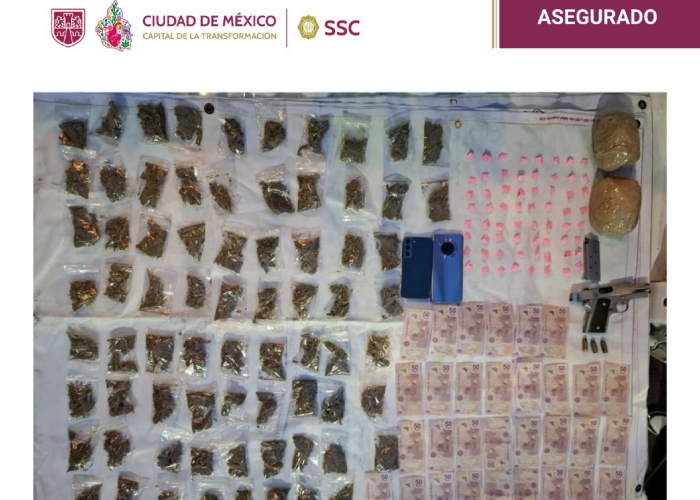 La SSC detuvo el día de hoy a dos personas que portaban 139 dosis de posible droga y un arma de fuego, en calles de la colonia Del Mar, Alcaldía Tláhuac.