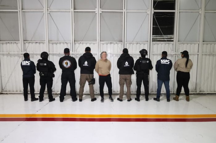 El exsecretario de Seguridad Pública de Tabasco, Hernán Bermúdez Requena, identificado como Hernán "N" por las autoridades mexicanas, arribó este jueves al Aeropuerto Internacional de Toluca