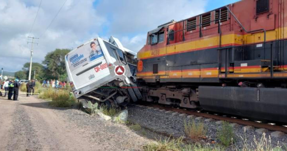 Un tren embiste a autobús en Guanajuato; mueren 5: PC