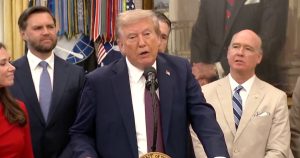 Trump anunció que el Ejército de EU atacó un buque venezolano, asegurando que transportaba droga.