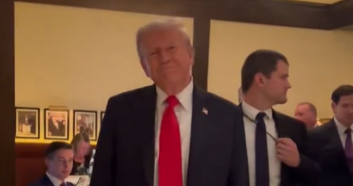 El Presidente Donald Trump fue abucheado en Washington D.C. durante su primera salida a cenar en un restaurante desde que regresó a la Casa Blanca en enero.