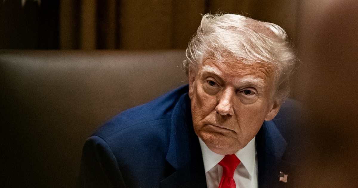 Trump arremete contra medios; Juez desecha su demanda contra NYT.