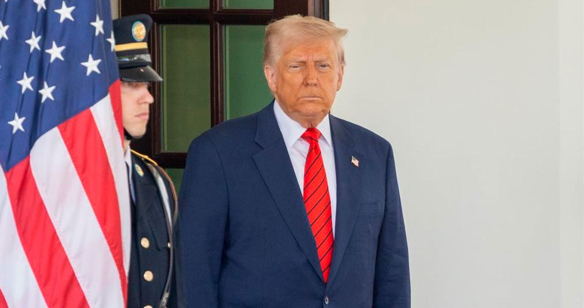 Después de ser cuestionado sobre el tiroteo ocurrido en Dallas contra una oficina del ICE, el Presidente Donald Trump culpó a la "izquierda radical" del hecho.