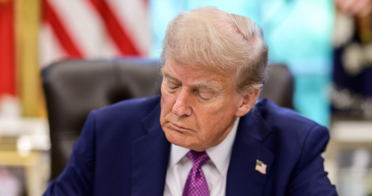 Trump amenaza con derribar aeronaves militares venezolanas si ponen a EU en riesgo.