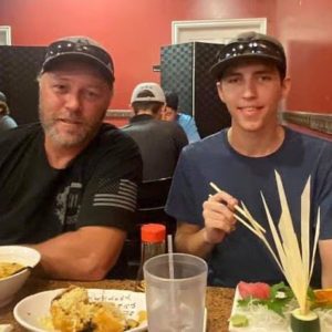 Tyler Robinson junto a su padre, Matt.