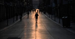 Uno evalúa su vida cuando tiene el valor de quedarse a solas consigo mismo. Uno toma grandes decisiones cuando es capaz de ser un habitante del aburrimiento.