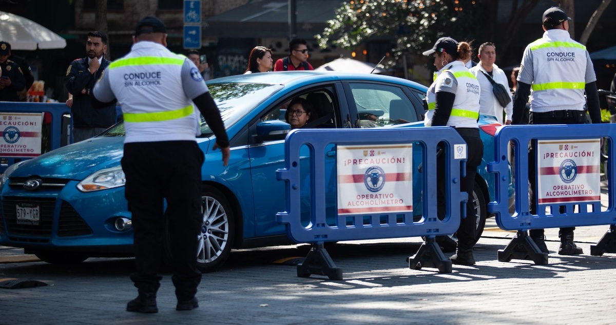 Un video que circula en redes captó a una joven insultando e intentando sobornar a mujeres policías de la CdMx en un punto de revisión del alcoholímetro.