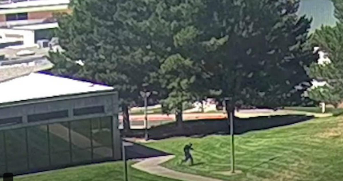 El FBI difunde FOTOS y VIDEO de posible asesino de Kirk. Balas traían mensaje grabado.