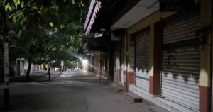 La violencia paralizó Chilpancingo por segundo día: escuelas cerraron, oficinas trabajaron a medias, se suspendió el transporte y comercios bajaron la cortina.