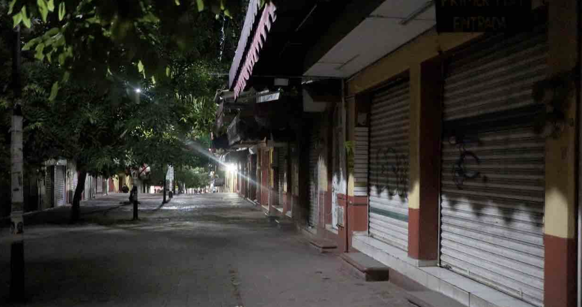 La violencia paralizó Chilpancingo por segundo día: escuelas cerraron, oficinas trabajaron a medias, se suspendió el transporte y comercios bajaron la cortina.