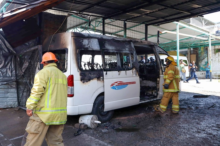 La violencia paralizó Chilpancingo por segundo día: escuelas cerraron, oficinas trabajaron a medias, se suspendió el transporte y comercios bajaron la cortina.
