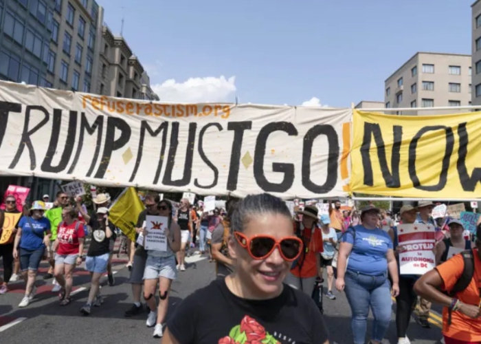 Donald Trump publicó el sábado una imagen suya creada por IA frente al horizonte de Chicago, con helicópteros, llamas y la frase “Chipocalypse Now”.
