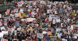 Donald Trump publicó el sábado una imagen suya creada por IA frente al horizonte de Chicago, con helicópteros, llamas y la frase “Chipocalypse Now”.