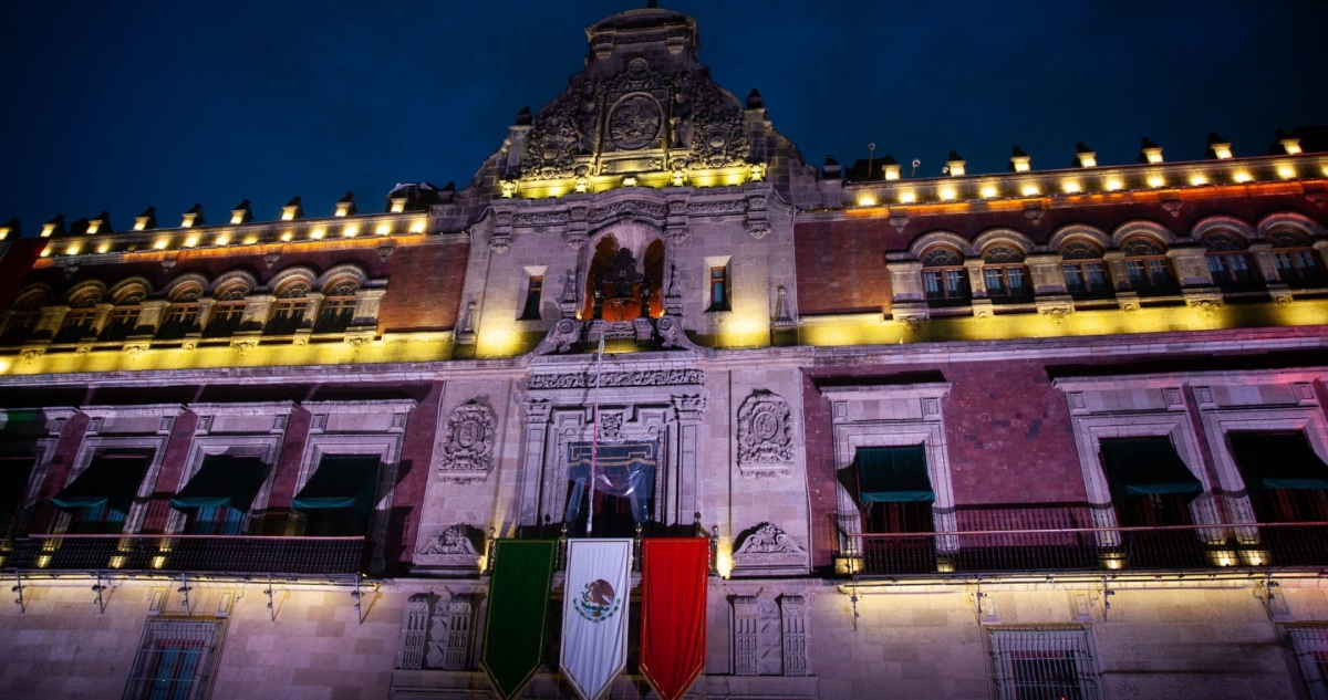 A medida que cae la noche, cientos de personas continúan llegando al Zócalo capitalino, en espera al primer Grito de Independencia de la Presidenta Claudia Sheinbaum Pardo desde Palacio Nacional.