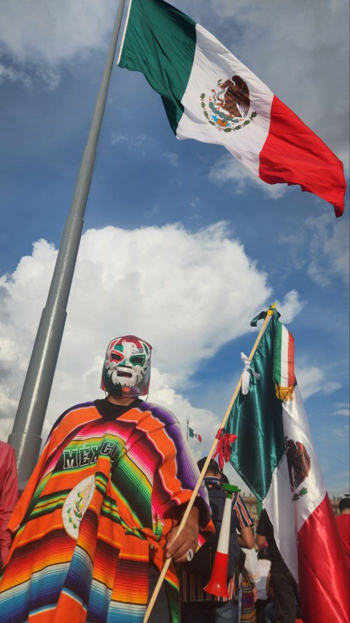 A medida que cae la noche, cientos de personas continúan llegando al Zócalo capitalino, en espera al primer Grito de Independencia de la Presidenta Claudia Sheinbaum Pardo desde Palacio Nacional.
