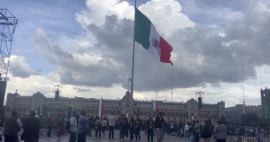 Mexicanos de todas partes colman el Zócalo para acompañar a su Presidenta