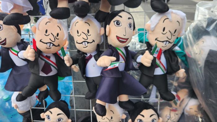 Puestos de venta de artículos patrios ya se encuentran instalados en las inmediaciones del Zócalo