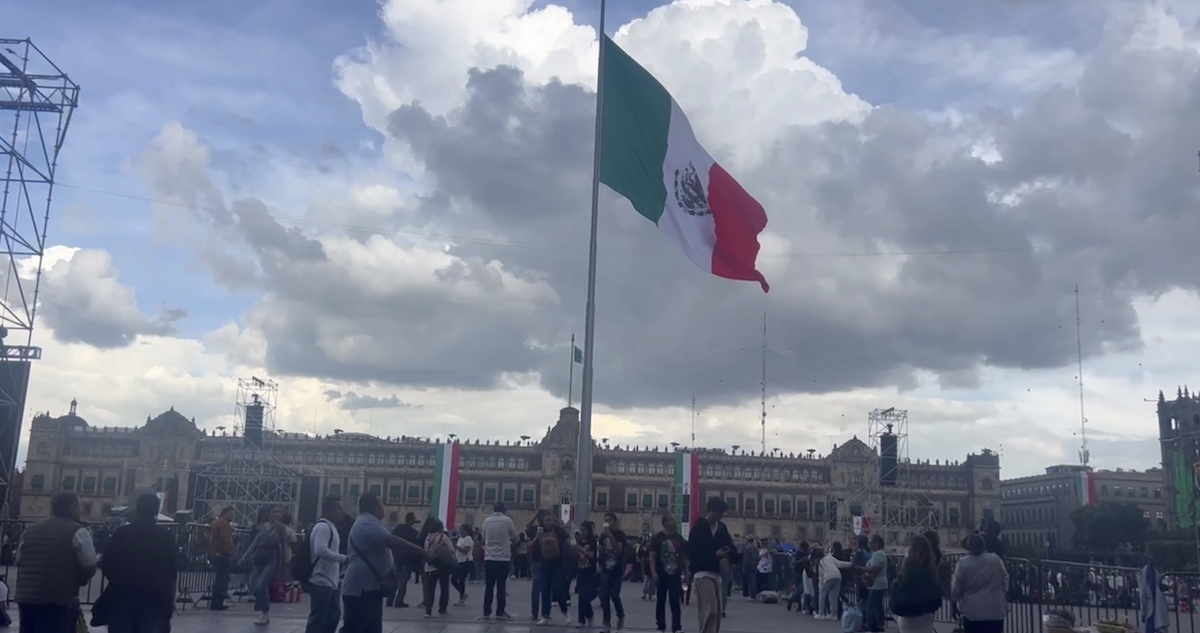 Mexicanos de todas partes colman el Zócalo para acompañar a su Presidenta