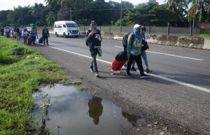 La caravana migrante pide que les den permisos de trabajo y de estancia en México.