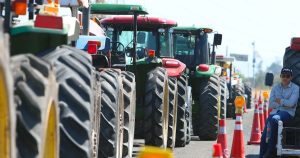 Varios grupos de campesinos lanzaron este lunes un Paro Nacional Agropecuario para exigir el aumento de los precios de garantía de varios del maíz; la Sader anunció aumentos y créditos para el sector.