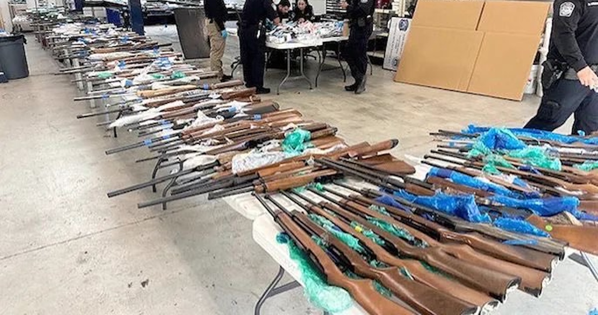 Autoridades de EU aseguraron alrededor de 400 armas que iban a ingresar de forma ilegal a México a través de la frontera entre Texas y Tamaulipas.