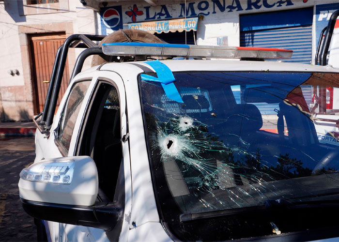 Ataque armado en Michoacán deja dos policías muertos