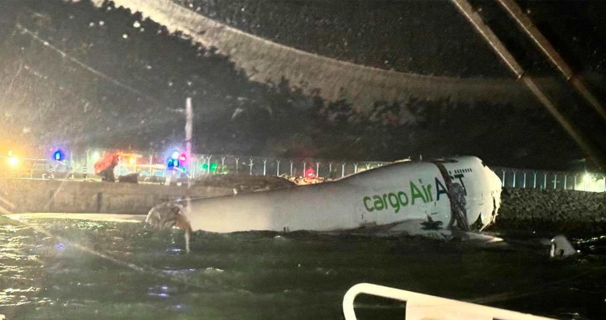 Un avión de carga cayó al mar en Hong Kong tras derrapar en la pista de aterrizaje.