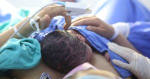 Escuchar el sonido de la voz de su madre promueve el desarrollo de las vías del lenguaje en el cerebro de un bebé prematuro, según un nuevo estudio.