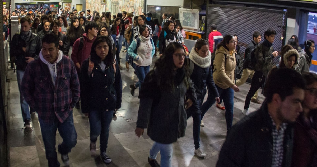 Estudiantes que cursan el nivel superior en escuelas públicas de CdMx pueden solicitar el apoyo de la Beca a Universitarias y Universitarios para el Transporte.