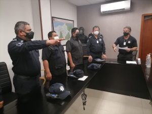 En febrero de 2021, por instrucciones del entonces Gobernador Adán Augusto López Hernández, el Secretario de Seguridad de la entidad, Hernán Bermúdez Requena (derecha), tomó protesta a Leonardo Arturo Leyva Ávalos (izquierda) como Director general de la Policía de Tabasco.